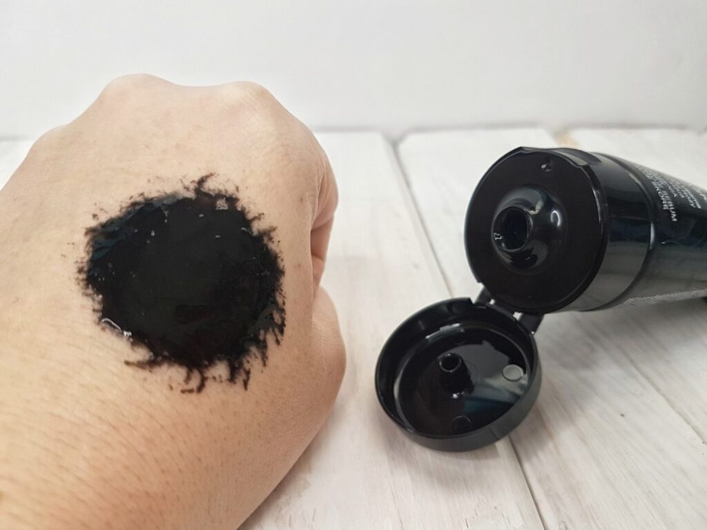 Węglowa czarna maska peel-off od Biotaniqe